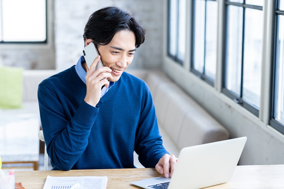 問い合わせをする男性